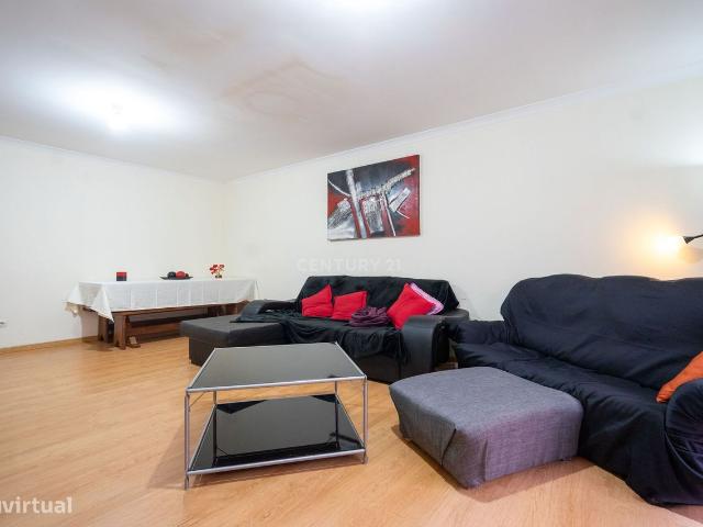timo Apartamento T3 com boas reas, lugar de estacionamento, varand