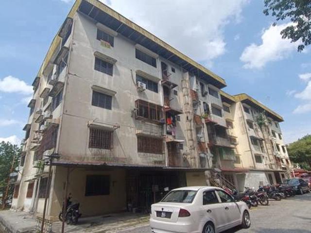 Tingkat 1 block 51 PKNS Seksyen 24 Shah Alam 1 bilik sahaja
