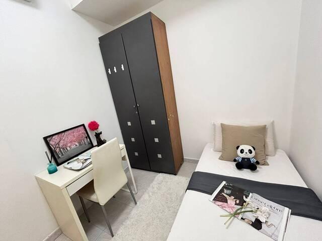 Tiong Bahru MRT 2 Mins Walk,Full Condo Facilities Queen Room Immediate Available