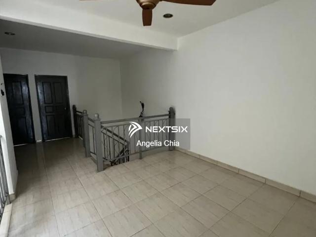 天天看别人塞车， #SkySuites @ Bukit Meldrum 1,345 sqft 三房两厕公寓 全家私️ 买了直接入住或收租 Walking Distance 到 JB CIQ 及 RTS Bukit Chagar 当别人还在车龙里慢慢等，你已经走到关卡准备过新加坡了 对面就是 R&F Mall