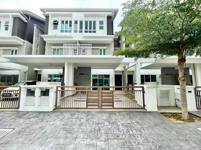 Tiara south 3 Storey Fully renovated fully furnished 22 x 75 semenyih