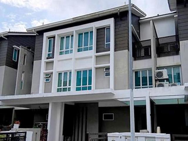Tiara South Semenyih3 Storey Terrace House For Sale Nice unit As New