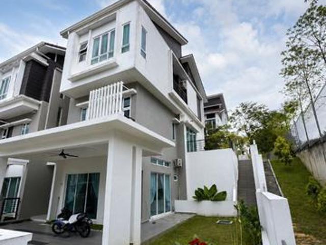 Tiara Square CORNER 3 Storey Terraced House Freehold NonBumi