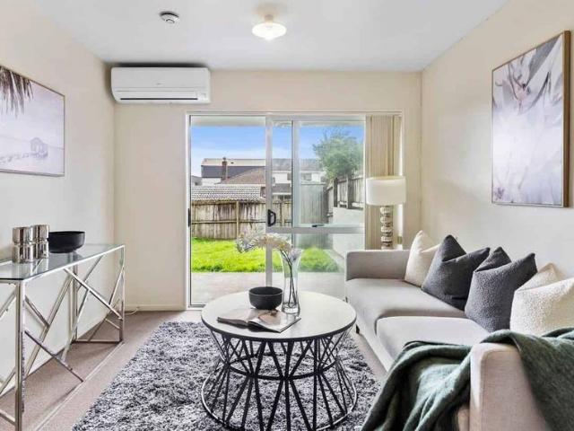 Tidy, Easy Care 2 Bedroom Unit in Prime Henderson!
