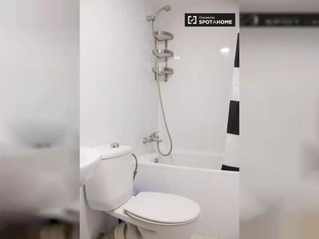Tidy room for rent in 3 bedroom apartment in El Raval