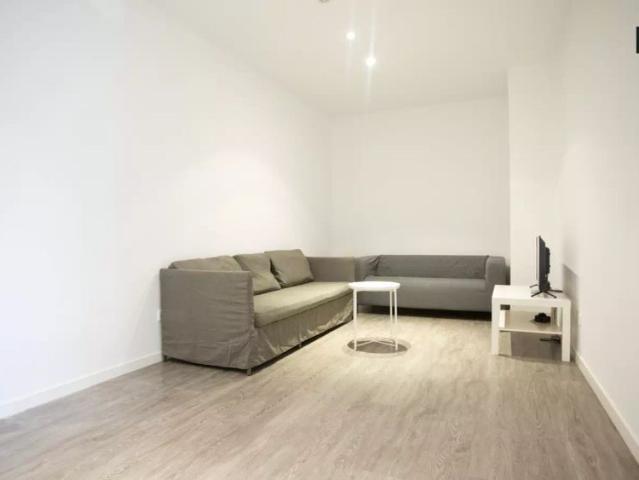 Tidy room for rent in 4 bedroom apartment in Puente de Vallecas