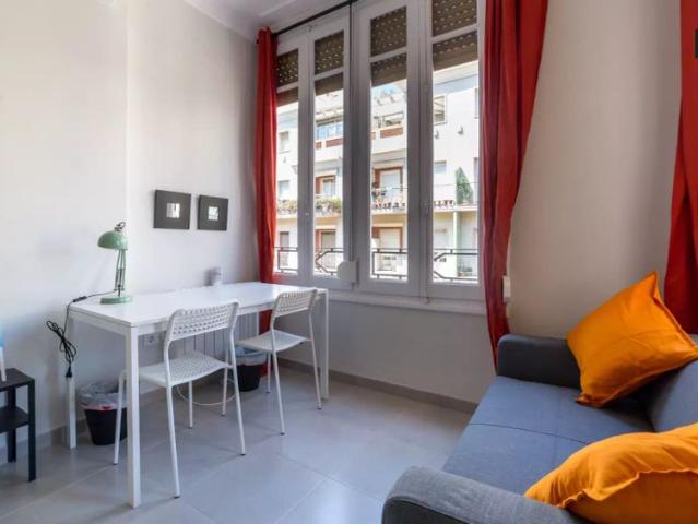 Tidy room for rent in 5 bedroom apartment in L'Eixample