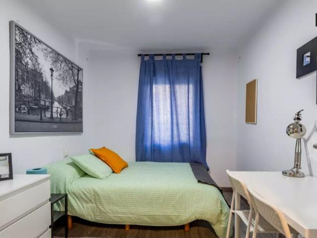 Tidy room in 3 bedroom apartment in Rascanya