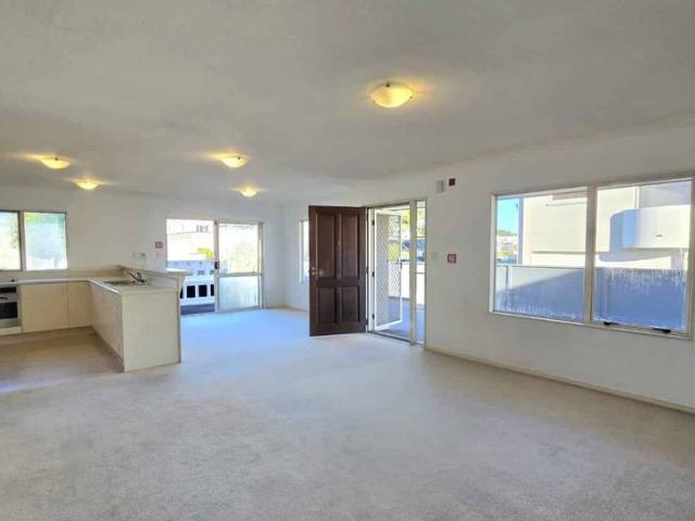 Tidy Two Bedroom Apartment in Prime Location