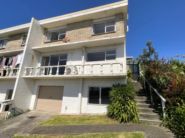 TIDY TWO BEDROOM UNIT WITH GARAGE