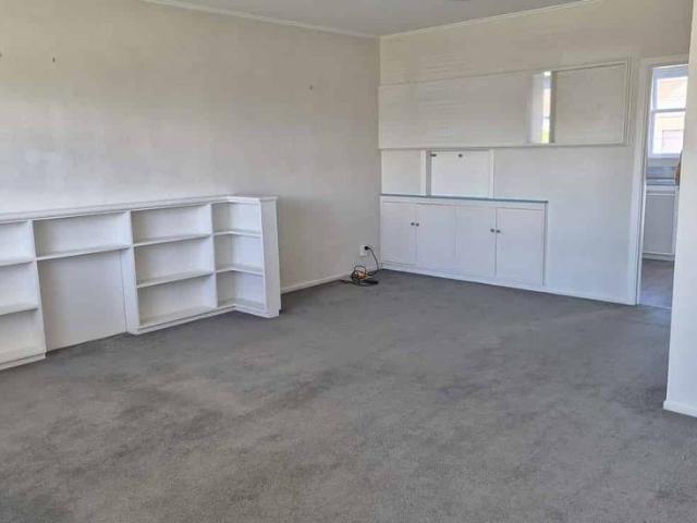 Tidy two double room apartment super close to CBD