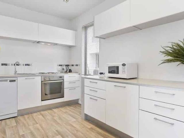 Tidy townhouse! 3 bed 2 bath, double garage