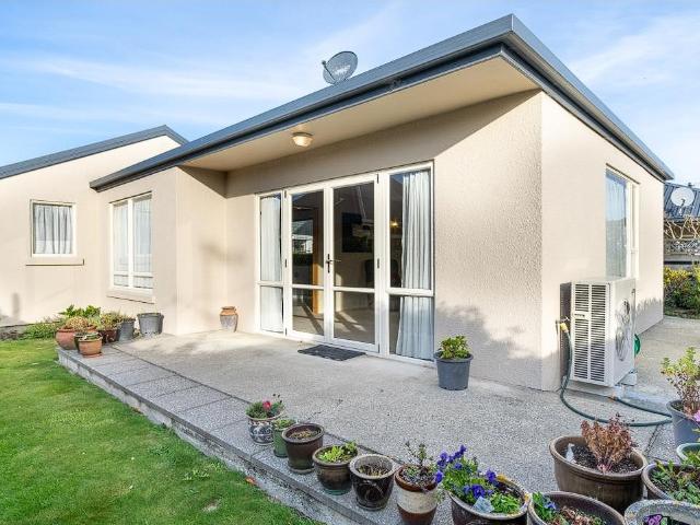 Tidy Townhouse close to Town