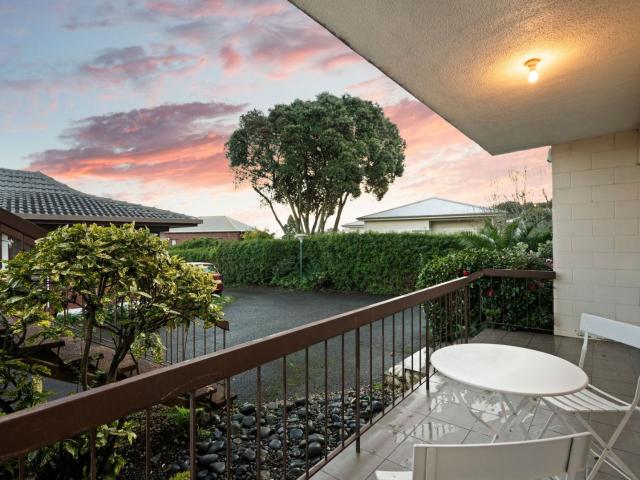 Tidy 2 Bedroom Unit Border of Onehunga & One Tree Hill