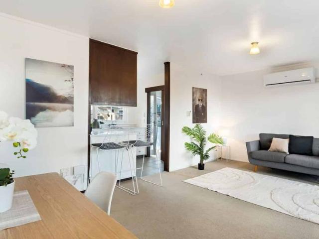 Tidy 2 Bedroom Unit Border of Onehunga & One Tree Hill