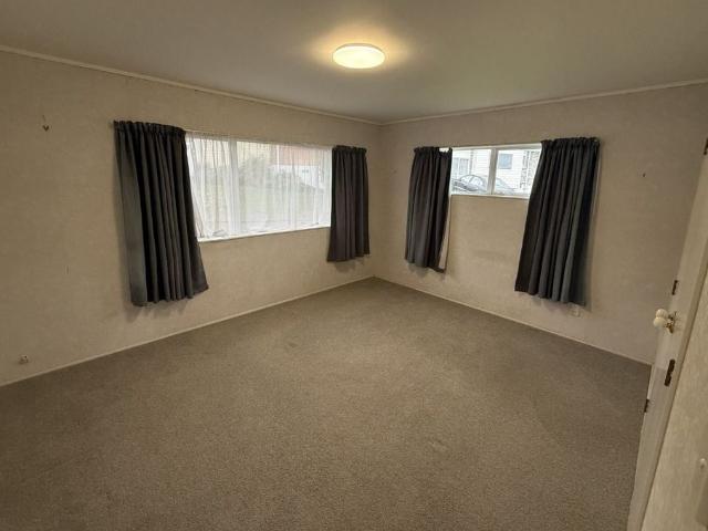 Tidy 2 bedroom unit with a Garage in the Heart of Orewa