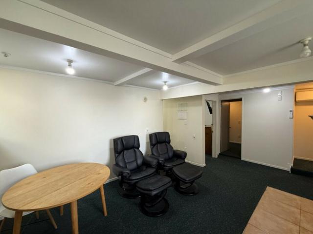 Tidy 2 Bedroom Apartment in Central Location