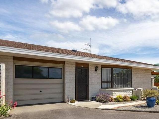 Tidy 2 Bedroom Home Close to Town