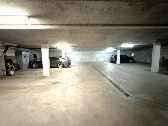 Tiefgaragenparkplatz im Herzen des Dorfes
