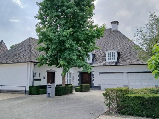 Tijdloze villa van 506m² met bureel praktijkruimte 50m² m.