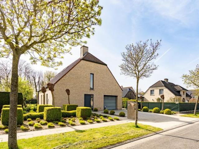 Tijdloze villa met sublieme tuin op residentiële ligging.