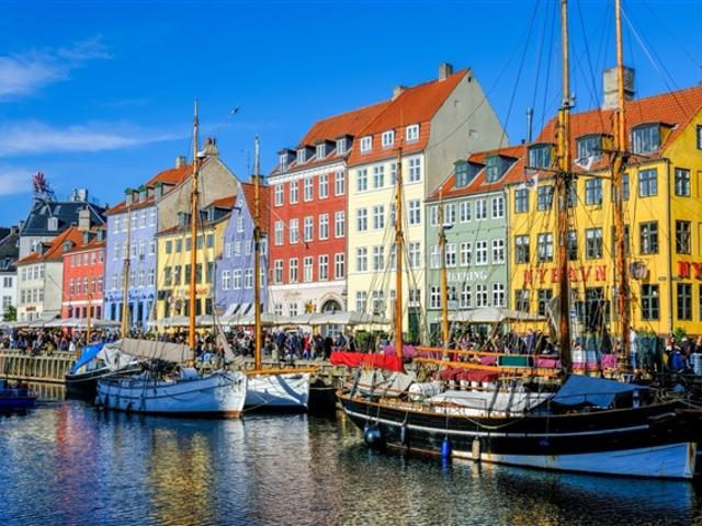 TIL LEJE: Stor 4 værelses lejlighed i fredet 1700 tals ejendom lige ved Nyhavn historisk København