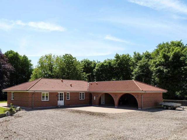 Til salg: Favrvrå Bygade 8, Christiansfeld Landejendom på 225 m² Boligsiden