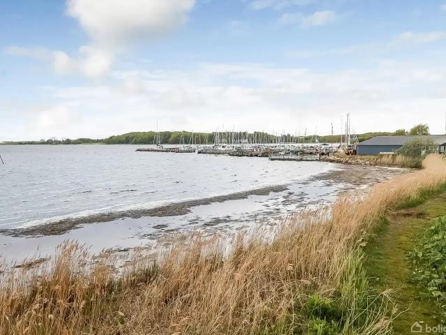 Til salg: Strandhuse 35, Fjællebroen, Vester Skerninge Helårsgrund på 1698 m² Boligsiden