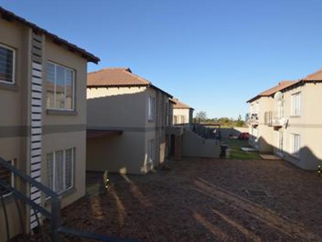 tiled open plan 2 bedroom unit in vaalpark