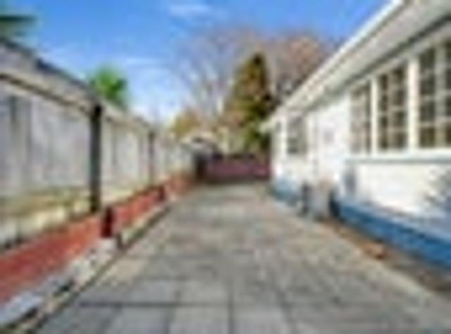 Tip Top Townhouse with parking!