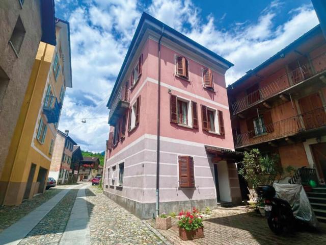 Tipica casa ticinese nella suggestiva “Valle del Sole” a Malvaglia