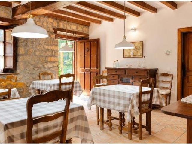 TIPICA CASA MONTAÑESA CON AMPLIO JARDIN A UN PASO DE COMILLAS