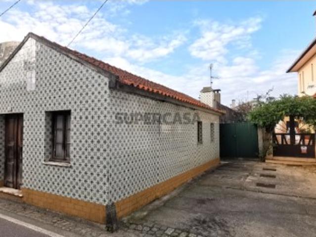 Típica Moradia V4 centro Pardelhas habitável e com ligação de água e luz