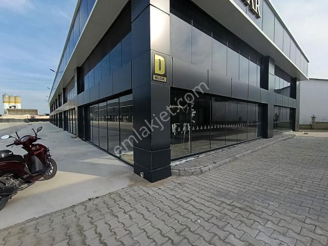 Tire Oto Plaza'da Köşe Konumda Kiralık İşyeri