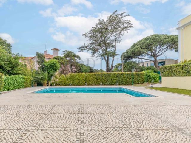 T2 com Ar Condicionado e Vista Piscina no Condomínio Rei Carol Estoril
