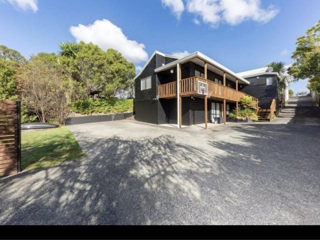 titirangi, 3 bedrooms