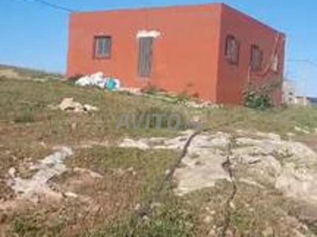 Titre et une maison équipée d'électricité et d'un puits