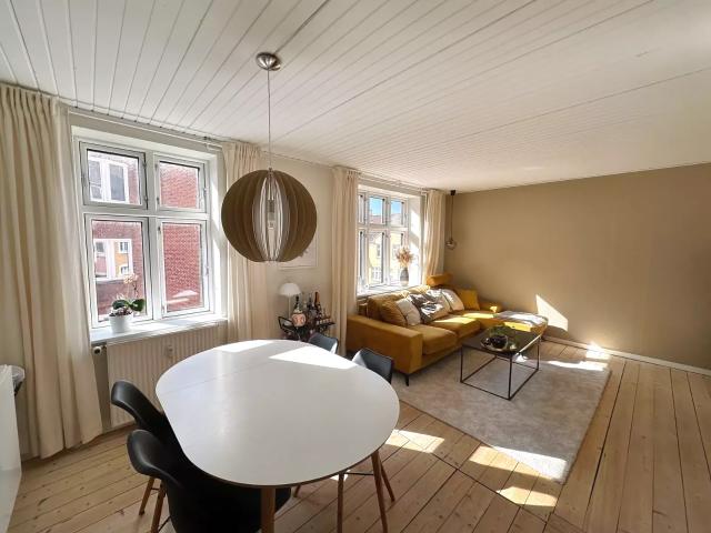 To værelses i topklasse med altan på 10. Sal
