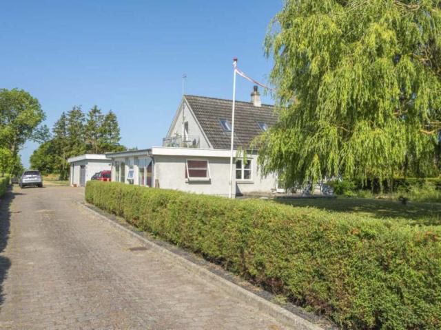 To værelses lejlighed med dejligt køkken, stor dagligstue med altan, lyst soveværelse og adgang til gårdhave, parkeringsplads er og delt haveareal