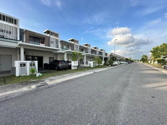 TO LET! 2 STOREY WITH 5 ROOMS @ CYBERSOUTH