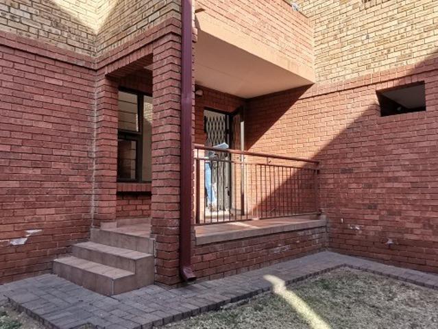 To let Stone Arch Castle View Germiston