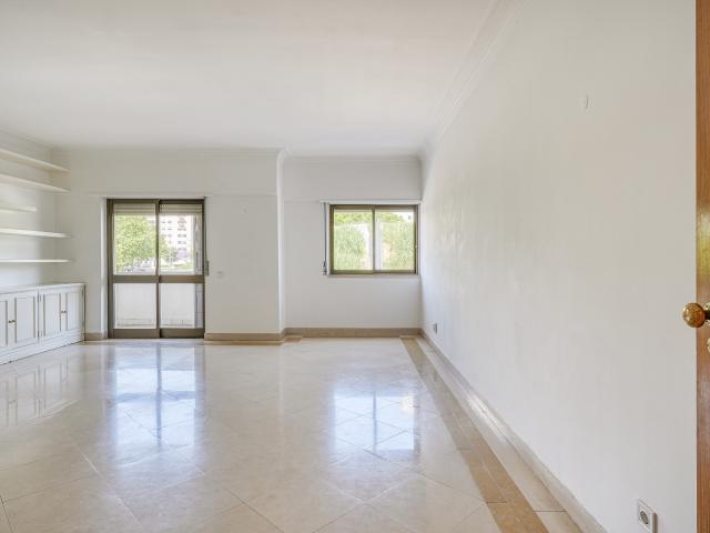 TO RENT T3 C/TERRAÇO LISBOA LARANJEIRAS