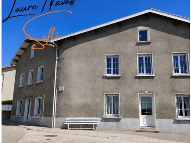 Tombez sous le charme de cette grande propriété avec sa petite maison annexe, parfaite pour un gîte, cuisine d'été, atelier ou espace invité