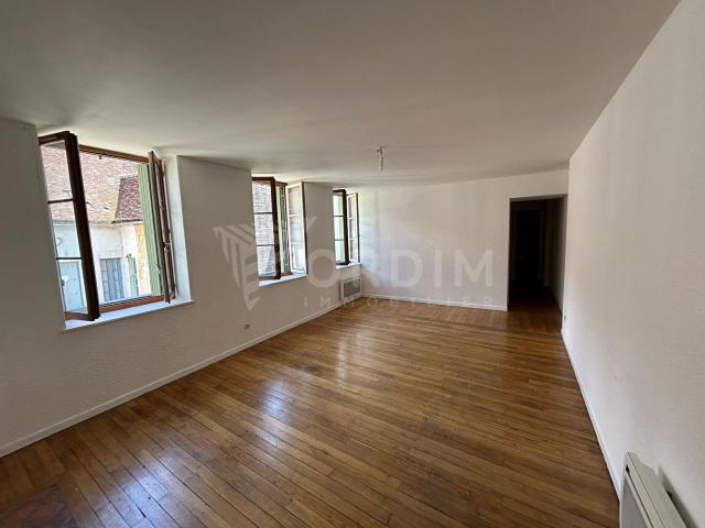 tonnerre, centre ville, appartement f3 refait à neuf