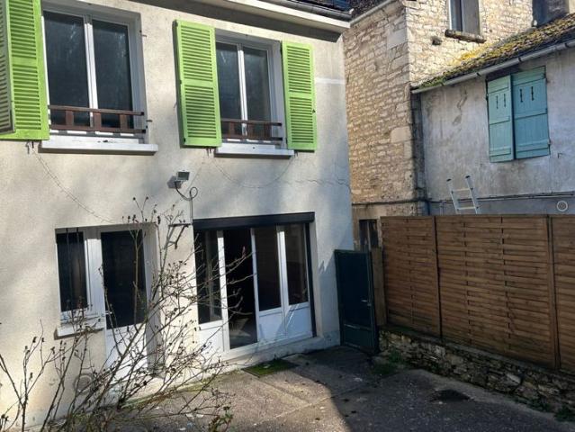 TONNERRE Maison de ville T4 avec jardin suspendu à deux pas de la Fosse Dionne !