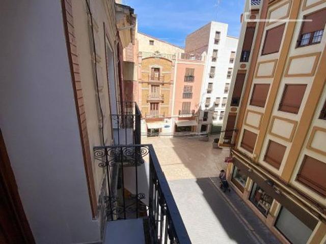 ¡TODO AMUEBLADO! BONITO Y REFORMADO CON ASCENSOR Y DOS BALONES, EN EL CENTRO