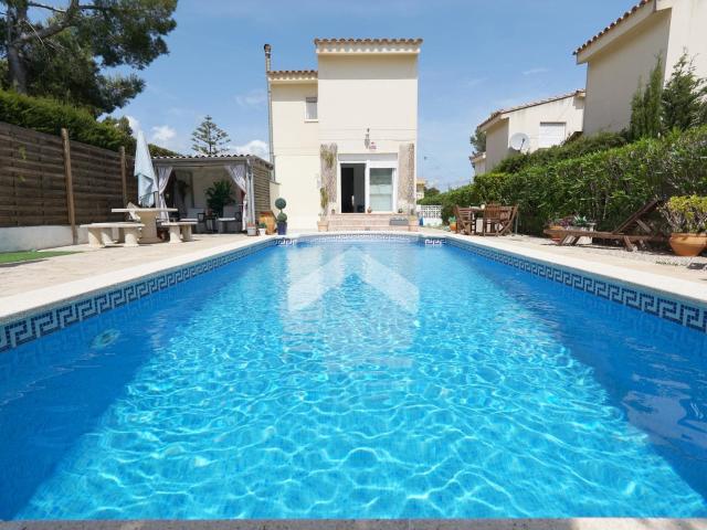Todo lo que imagina en una vivienda mediterránea, reunido en. 138m² L'Ametlla de Mar
