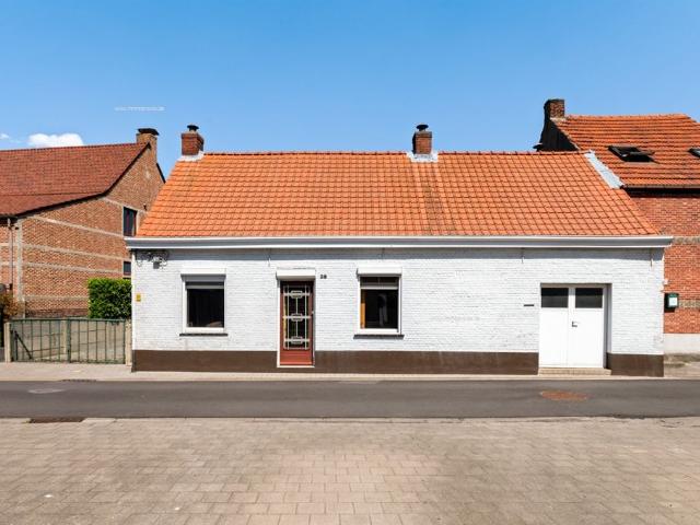 Tof gelegen, te renoveren woning met 2 slpk garage en tuin