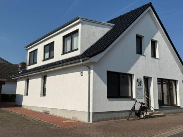 ToHuus Immobilien: runderneuertes Einfamilienhaus im Ortskern des Nordseebades Dorum.
