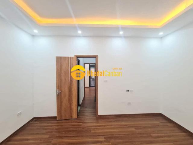 Tôi cần bán nhà ngõ thịnh quang, giá 8.1 tỷ, 32m2x5t, ngõ thông